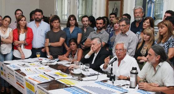 Recalde custodiado por Giojar, ayer en CABA