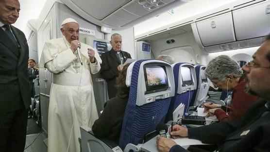 Francisco habla en el avión con los peeriodistas