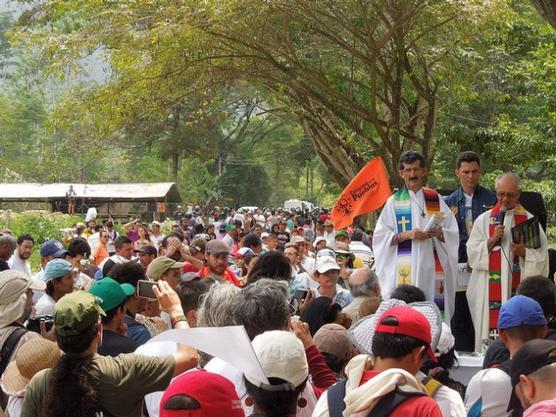 Los sacerdotes Alberto Franco (izquierda) y el jesuita Javier Giraldo, durante la concelebración de una misa el 14 de febrero