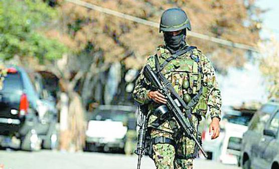 Militar mejicano que participa en el combate al narcotrafico