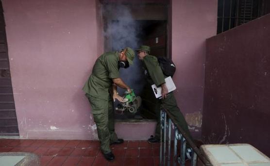 Militares fumigando casa por casa, ayer en La Habana