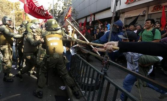 Carabineros forcejean con trabajadores el pasa<do 1 de mayo