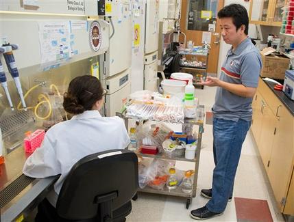 El profesor Hengli Tang del laboratorio de la Universidad Estatal de Florida