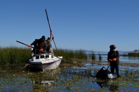 Operación conjunta de limpieza del lago más alto del mundo