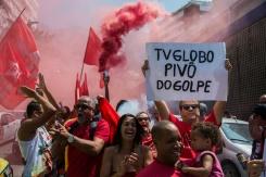 Manifestantes frente a sede de monopolio O Globo