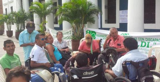 Con sus sillas de ruedas taponan la entrada al edificio