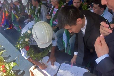 Firma del contrato en Puerto Suarez