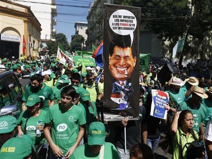 Campesinos responden en las calles insultos de Cartes