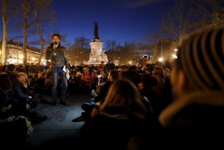 Integrantes del movimiento "Nuit Debout" en Paris, ayer