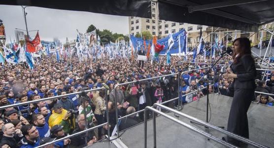 Cristina ante la multitud