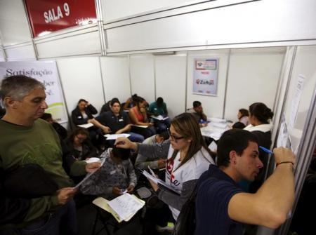 Jovenes buscan trabajo en Sao Paulo, ayer