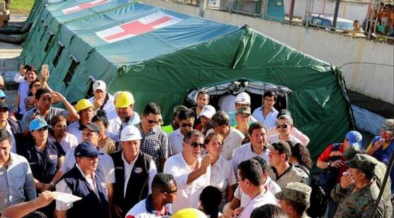  Correa durante su recorrido por el cantón Chone, en la provincia de Manabí. / Foto: César Muñoz-Andes  