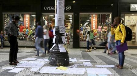 Transeuntes  observando anuncios de empleo en Sao Paulo