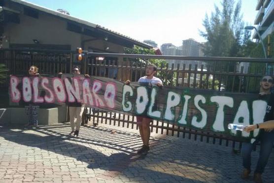 Escrache en la casa de Bolsonaro ayer