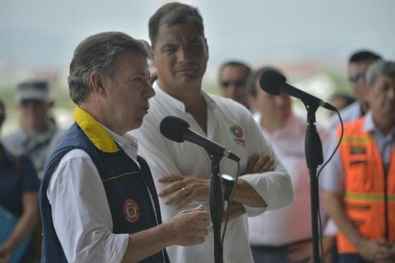 Santos, y su par ecuatoriano, Correa, durante una visita a Manta, Ecuador