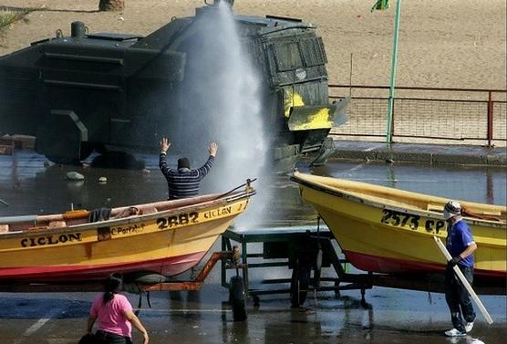 Pescadores artesanales son reprimidos, ayer en Arica