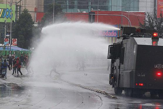 Carabineros reprimen a los estudiantes, ayer en Santiago