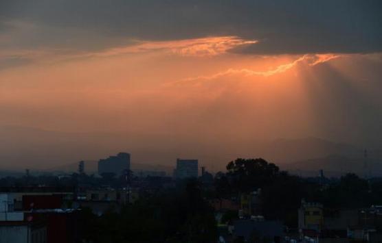 El sol pide permiso en el contaminado cielo del DF