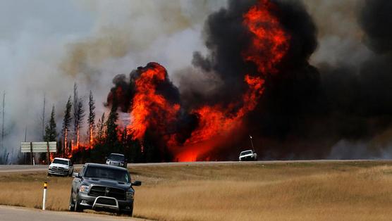 Llamas gigantescas rodean la autopista cerca de Fort McMurray, en el oeste de Canadá, ayer