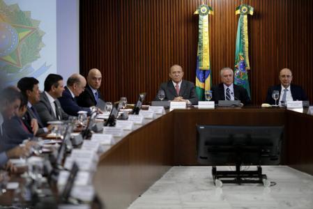 Temer y su gabinete de hombres blancos, ayer en Brasilia