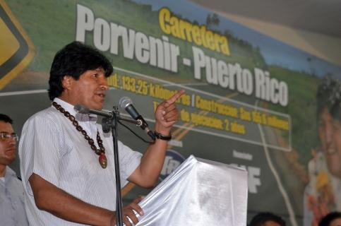 Morales durante un acto por la carretera