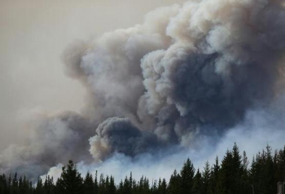 Las llamas y el humo de los incendios en Fort McMurray