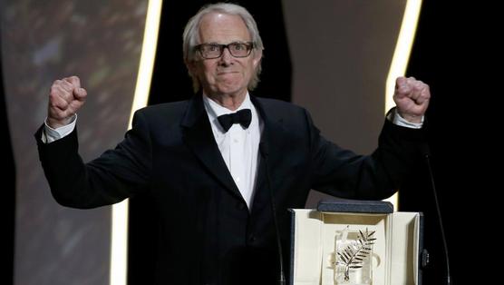 Ken Loach levanta la distinción, en Cannes ayer