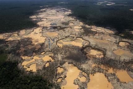 Abajo se notan los pozos de la mineria ilegal en Madre de Dios de Perú