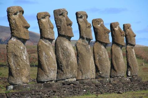 Isla de Pascua - El ahu de Akivi 