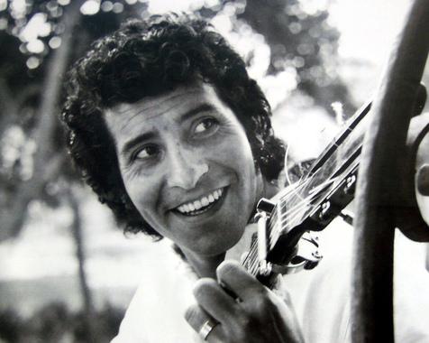 Víctor Jara secuestrado y asesinado por la dictadura chilena en 1973. 