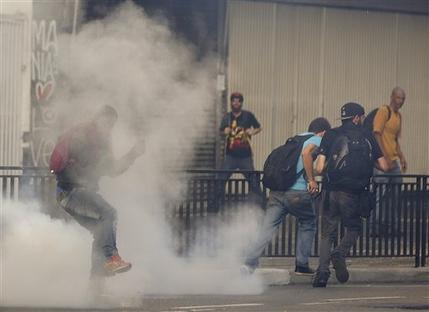 Policía reprime con gases a manifestantes en San Pablo, ayer