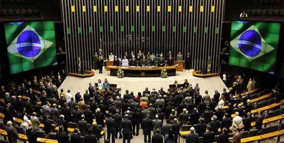 Senadores en acalorado debate