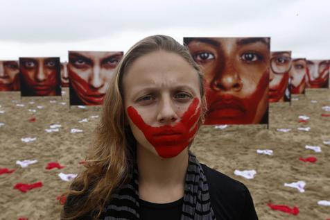 Cientos de ropas íntimas femeninas en Copacabana, ayer