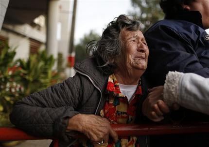 La madre de un preso llora desesperada ayer en Asunción