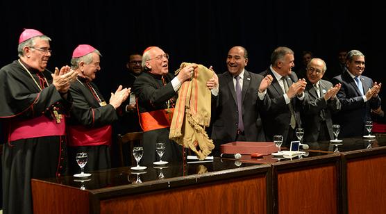 Un poncho tucumano abrigará a Re