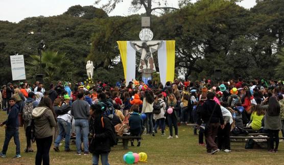 El Parque 9 de Julio y diversos paseos de la ciudad lucen los colores de la bandera pontificia