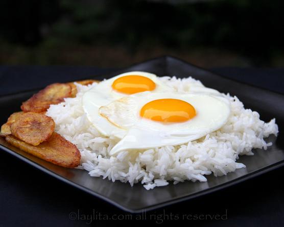 Arroz con huevo frito por churrasco