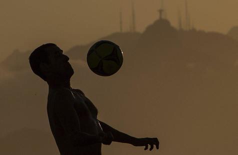 Ni sus hermosas playas, ni el fútbol logra alegrar a los cariocas