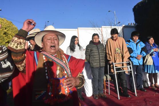 Morales con un andador en plena recuperación tras una operación en la rodilla