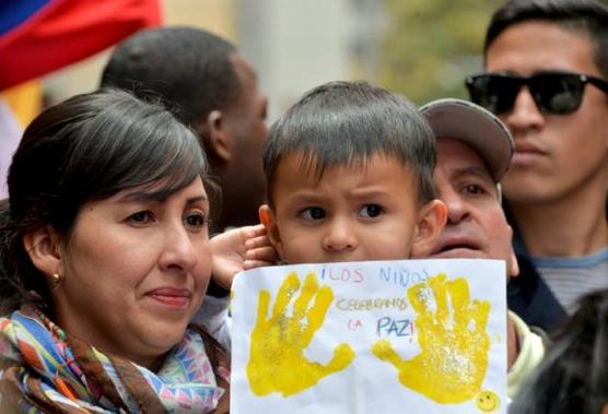 Colombianos celebran en el centro de Bogota la firma del cese al fuego con las FARC