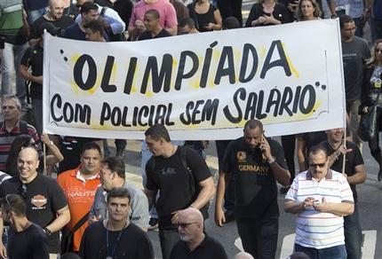 Agentes policiales en protesta por las calles de Río