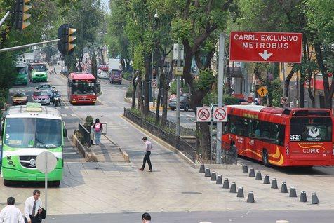 Circulan colectivos y taxis por las calles