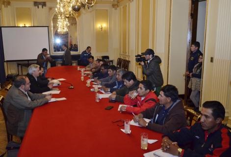 Delegados de la COB con García Linera, ayer