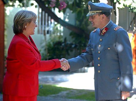 El ex jefe del Ejército Juan Emilio Cheyre en un apretón de manos con la presidenta de Chile, Michelle Bachelet.