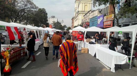 Una de las tantas ferias en el microcentro tucumano