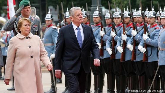 El presidente alemán Joachim Gauck y su homóloga chilena Michelle Bachelet este martes en Santiago de Chile.