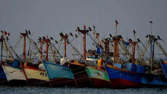 Barcos de pesca en la bahía de Paracas, en Ica, Perú