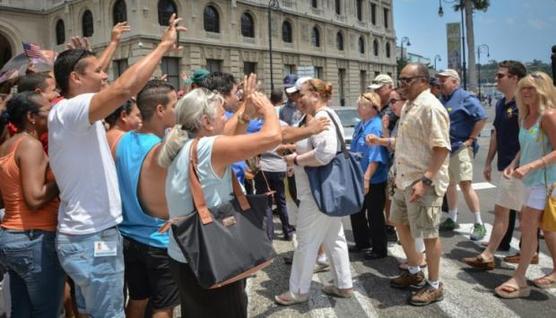 Pasajeros del primer crucero entre Cuba y EEUU al llegar a La Habana en mayo pasado