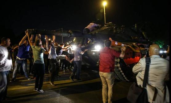 Los turcos salieron a las calles a enfrentar a los tanques