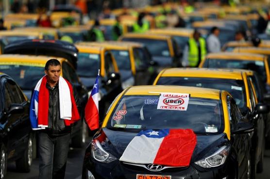 Taxistas embanderados bloquearon las avenidas de Santiago, ayer